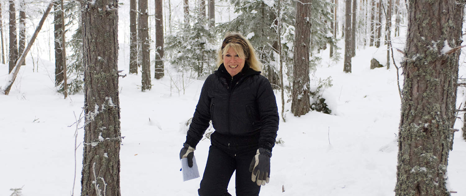 Ing-Cathrin Nilsson i snöskogen, foto Rickard Forsberg